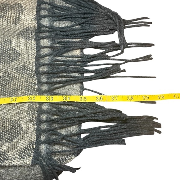 Woolrich One Size Women’s Gray Black Animal Print Shawl Poncho Fringed Soft Warm - Picture 7 of 9
